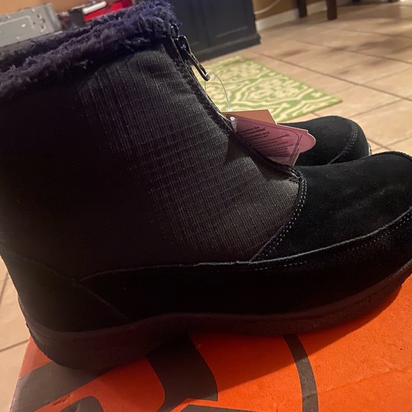 NIB Propet Black Waterproof Boots - Picture 3 of 10